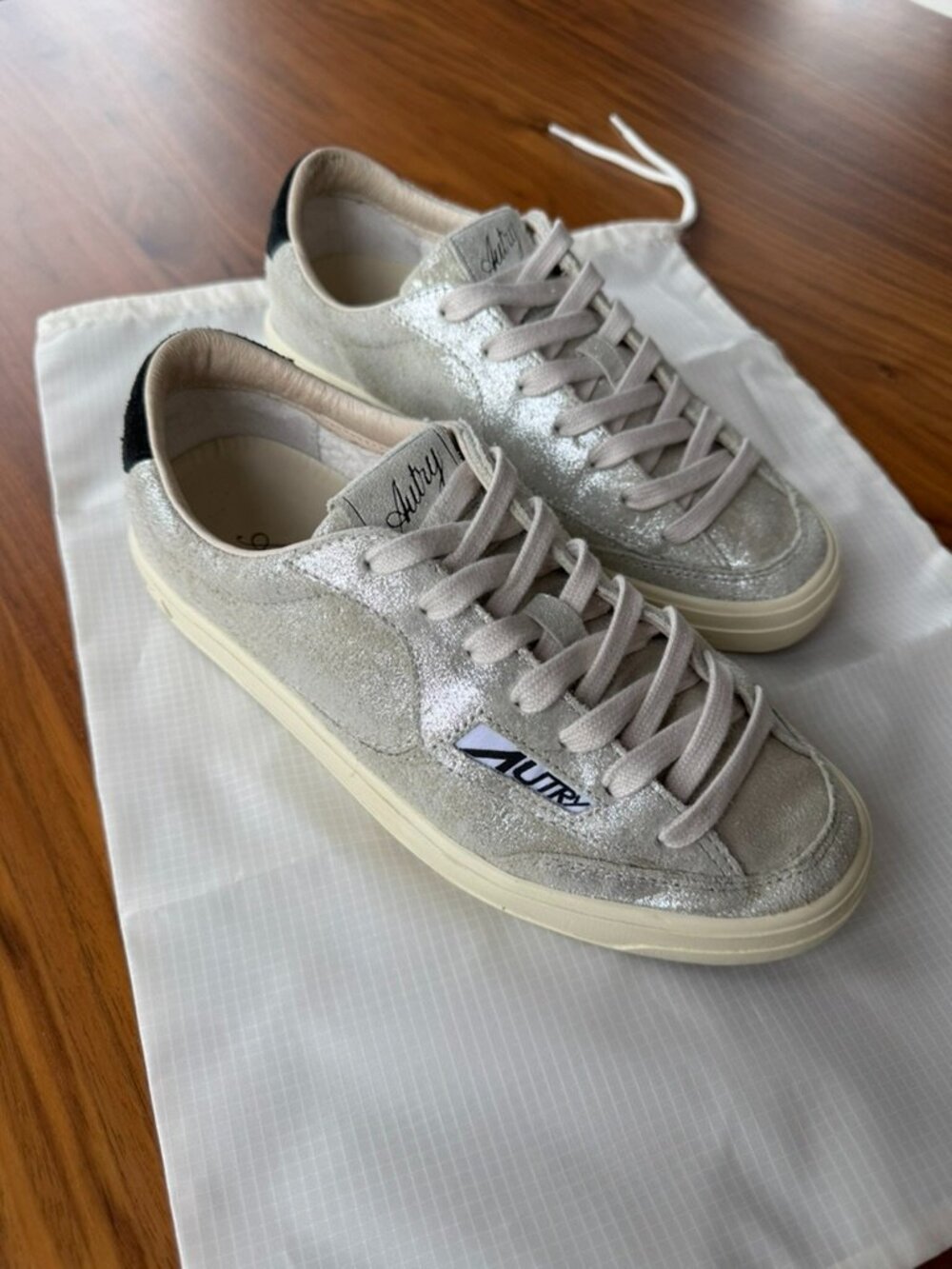 AUTRY Women's Windscape low sneakers in silver and black laminated suede